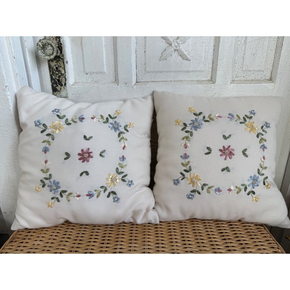 Vintage 80's Pair Linen Floral Ribbon Embroidery Accent Pillow 15x14" - Picture 2 of 11